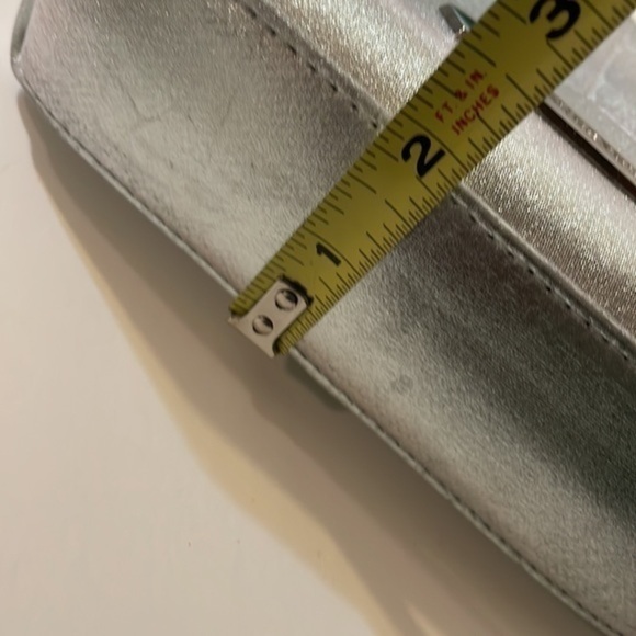 Amy Kestenberg SKYLER MEDIUM NEOPRENE POUCH silver metallic OS - Picture 9 of 10